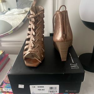 Metallic Wedge Sandal Size 7.5